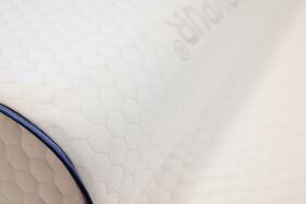 Bodycool Kissenbezug Detailansicht der blauen Naht